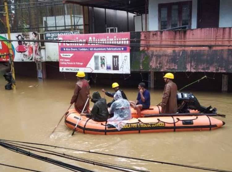 केरल में सदी की सबसे खतरनाक बाढ़, एयरपोर्ट जलमग्न, घर भी डूबे