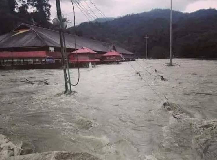 केरल में सदी की सबसे खतरनाक बाढ़, एयरपोर्ट जलमग्न, घर भी डूबे