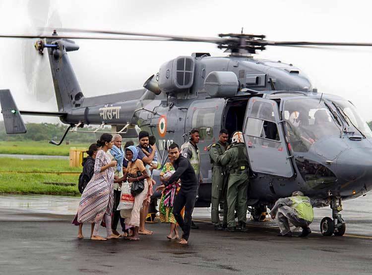 केरल में सदी की सबसे खतरनाक बाढ़, एयरपोर्ट जलमग्न, घर भी डूबे