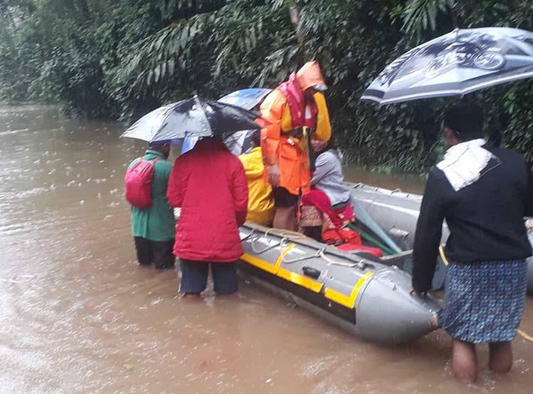 केरल में सदी की सबसे खतरनाक बाढ़, एयरपोर्ट जलमग्न, घर भी डूबे