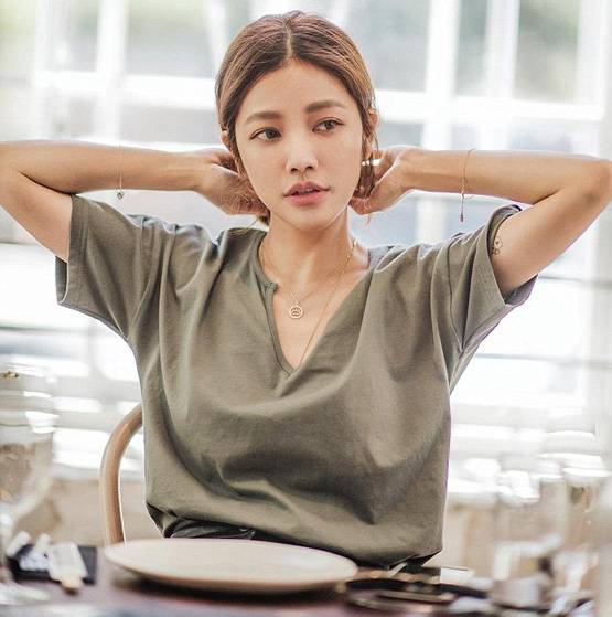 43 की उम्र में 20 साल की दिखती है ये महिला, जानें लुक का राज