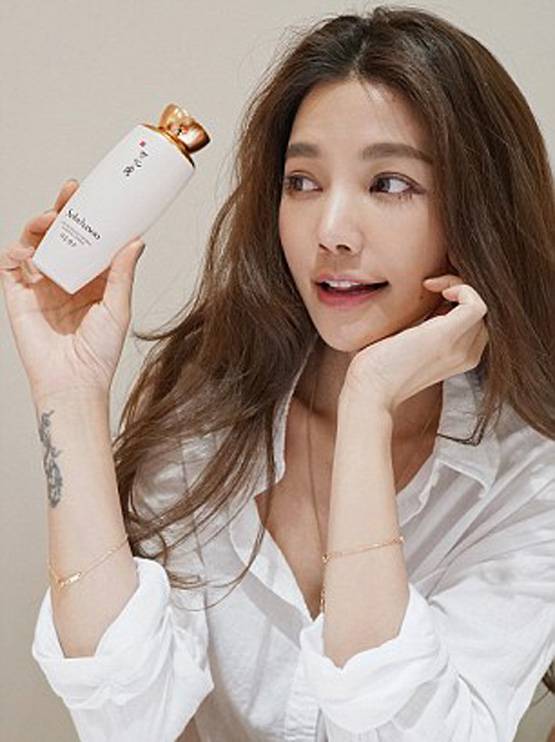 43 की उम्र में 20 साल की दिखती है ये महिला, जानें लुक का राज