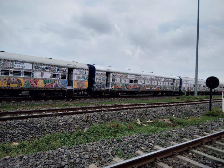 मधुबनी पेंटिंग से सजी ट्रेन दिल्ली के लिए दौड़ पड़ी, देखें तस्वीरें