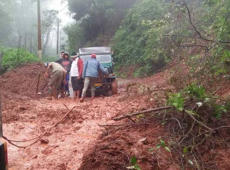 बहते लोग-तैरती कारें..हिमाचल से केरल तक बेहाल हिंदुस्तान