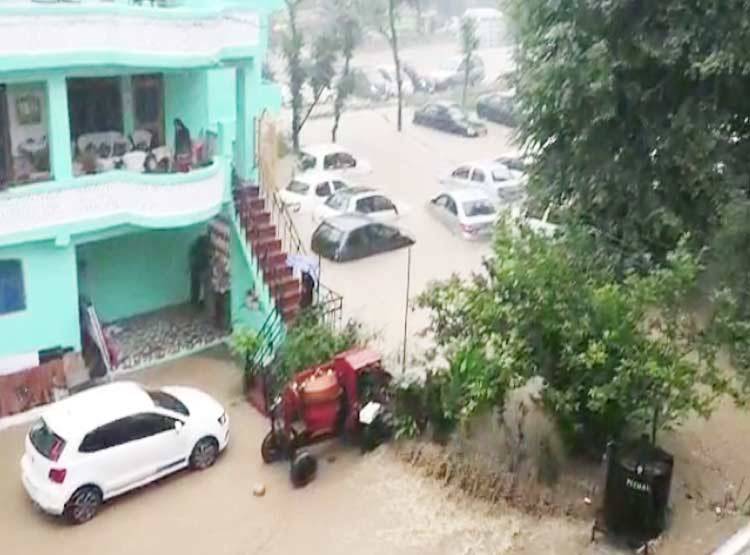बहते लोग-तैरती कारें..हिमाचल से केरल तक बेहाल हिंदुस्तान