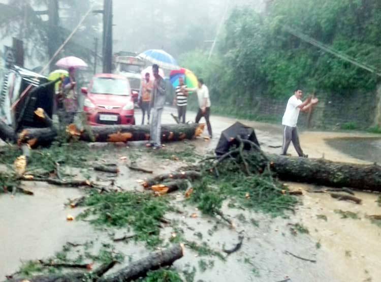 बहते लोग-तैरती कारें..हिमाचल से केरल तक बेहाल हिंदुस्तान