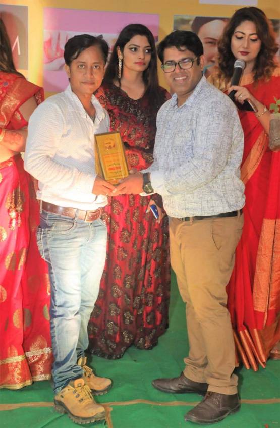 शेल्टर होम में मौतें, मनीषा दयाल के साथ फोटो पर घिरे JDU नेता