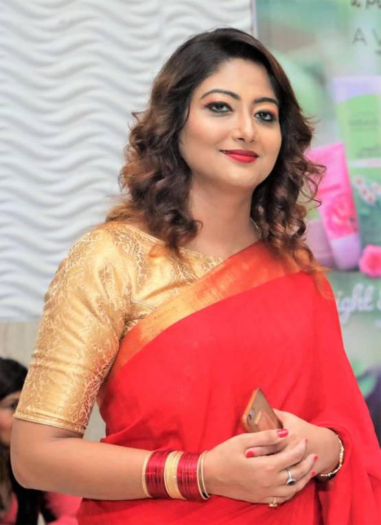 शेल्टर होम में मौतें, मनीषा दयाल के साथ फोटो पर घिरे JDU नेता