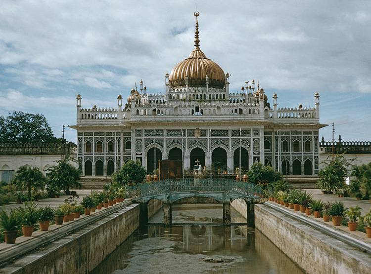 ये हैं देश की प्रमुख मस्जिदें, एक साथ लाखों लोग अदा करते हैं नमाज