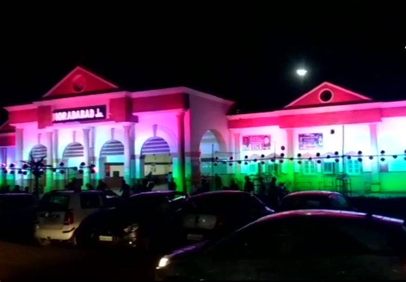 तिरंगे के रंग में रंगे लाल किला, इंडिया गेट से लेकर CST तक