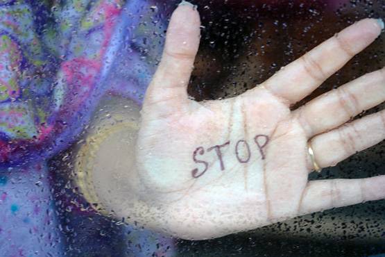 ऑटो ड्राइवर की बदसलूकी, गंदी हरकत के बाद रास्ते में उतारी पैंट