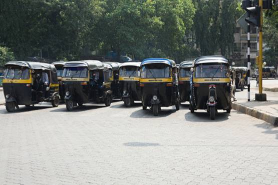 ऑटो ड्राइवर की बदसलूकी, गंदी हरकत के बाद रास्ते में उतारी पैंट