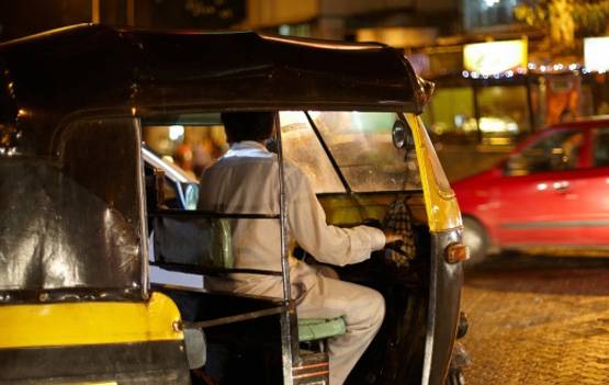 ऑटो ड्राइवर की बदसलूकी, गंदी हरकत के बाद रास्ते में उतारी पैंट