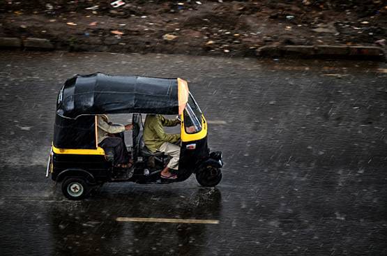 ऑटो ड्राइवर की बदसलूकी, गंदी हरकत के बाद रास्ते में उतारी पैंट
