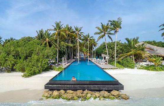 पूल में पति संग नेहा धूपि‍या का रोमांस, मालदीव में मना रहीं हॉलिडे