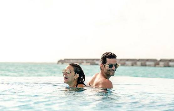 पूल में पति संग नेहा धूपि‍या का रोमांस, मालदीव में मना रहीं हॉलिडे