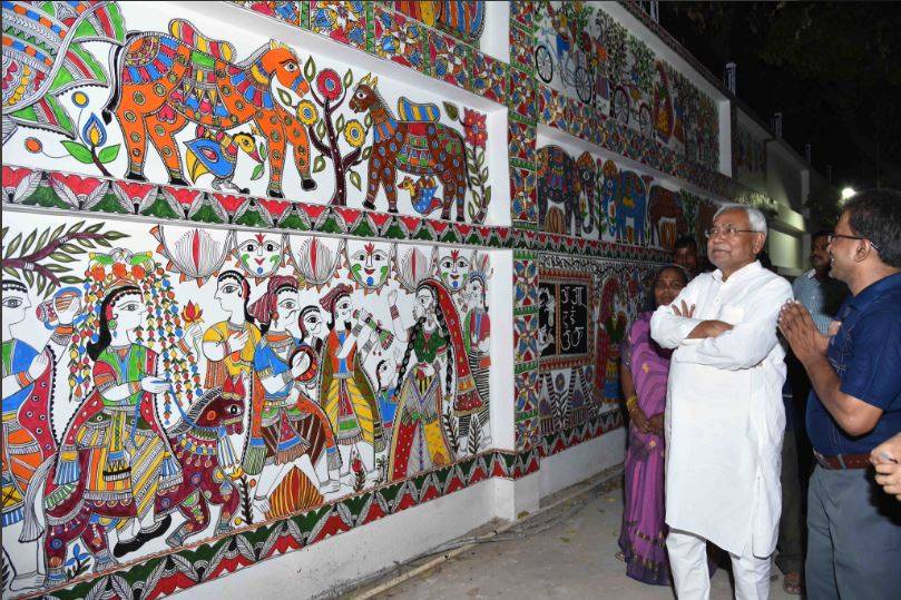 मधुबनी पेंटिंग से सजी ट्रेन दिल्ली के लिए दौड़ पड़ी, देखें तस्वीरें