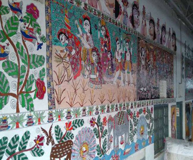 मधुबनी पेंटिंग से सजी ट्रेन दिल्ली के लिए दौड़ पड़ी, देखें तस्वीरें