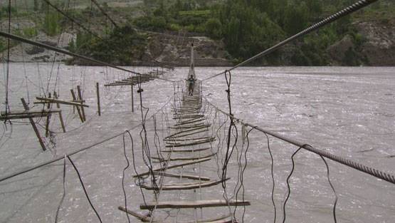 10 सबसे खतरनाक पुल, जहां जान हथेली पर रखकर चलते हैं लोग