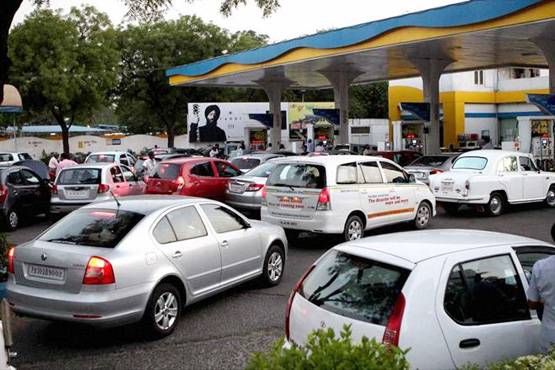 गाड़ी का पेट्रोल टैंक फुल भरने से लगती है आग? IOCL ने बताया सच