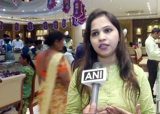 यहां बिक रही सोने की 'मोदी, योगी राखी', इस वजह से खरीद रहीं बहनें