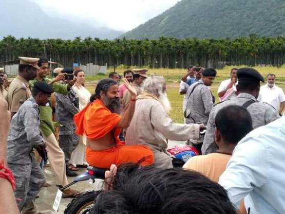 सद्गुरु के साथ बाबा रामदेव ने की बाइक पर सवारी, देखें PICS