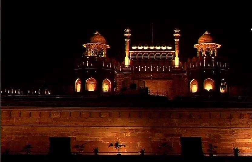 तिरंगे के रंग में रंगे लाल किला, इंडिया गेट से लेकर CST तक