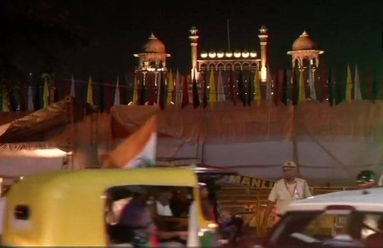 तिरंगे के रंग में रंगे लाल किला, इंडिया गेट से लेकर CST तक