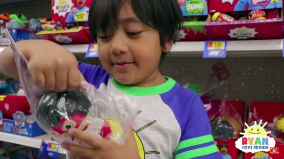 6 साल का यह बच्चा खिलौने से खेलकर हर साल कमाता है करोड़ों