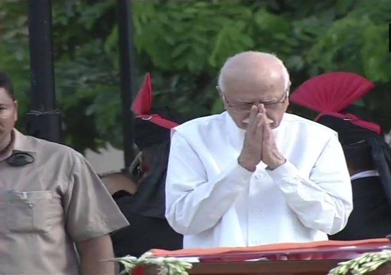 बेटी नमिता ने दी वाजपेयी को मुखाग्नि, अंतिम संस्कार की तस्वीरें