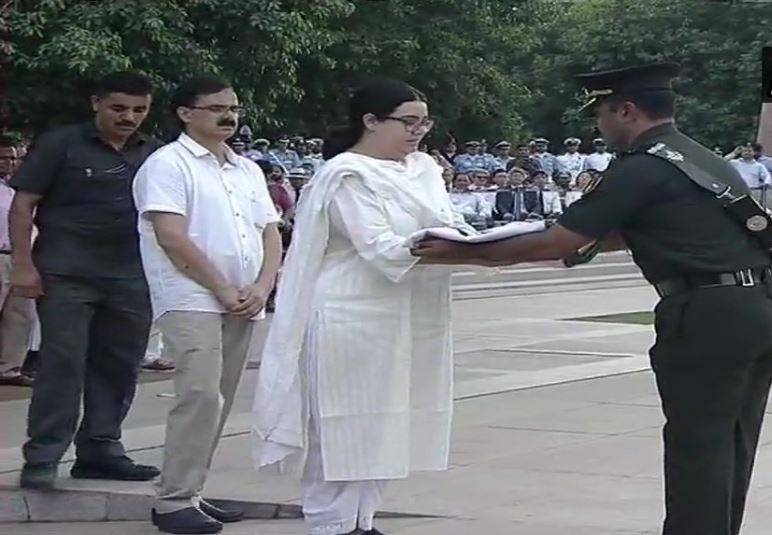 बेटी नमिता ने दी वाजपेयी को मुखाग्नि, अंतिम संस्कार की तस्वीरें