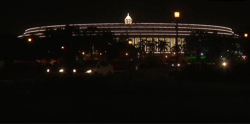 तिरंगे के रंग में रंगे लाल किला, इंडिया गेट से लेकर CST तक