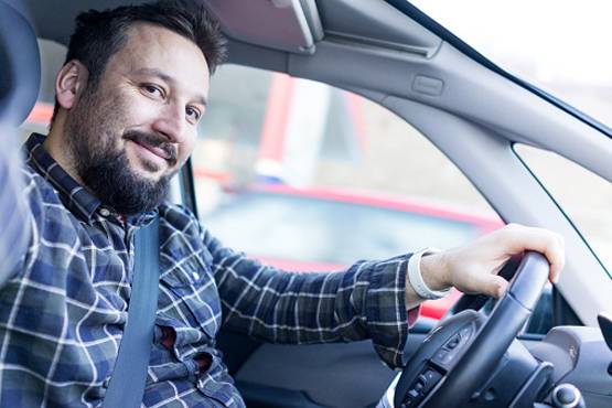 सऊदी अरब में आई गरीबी, महंगी कार वाले बन रहे हैं UBER ड्राइवर