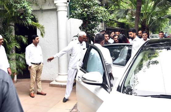 श्वेता नंदा के ससुर के अंत‍िम संस्कार में पहुंचे अभिषेक-ऐश्वर्या