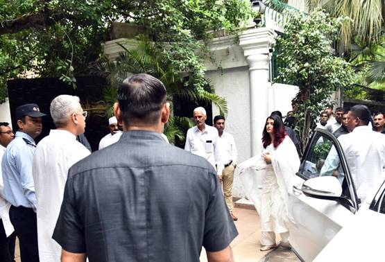 श्वेता नंदा के ससुर के अंत‍िम संस्कार में पहुंचे अभिषेक-ऐश्वर्या