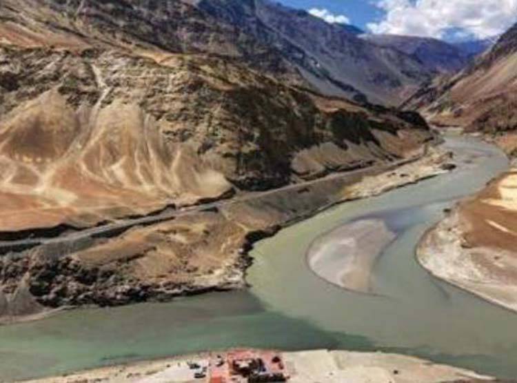 सिंधु जल समझौते से ऐसे बंटा है भारत-PAK में 6 नदियों का पानी