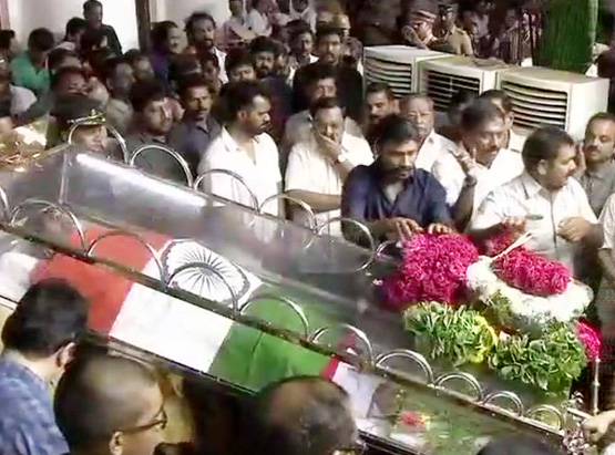 जानिए, दाह संस्कार की जगह क्यों दफनाया गया करुणानिधि को?