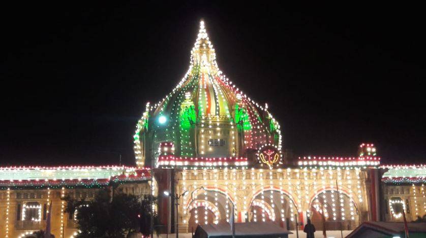 तिरंगे के रंग में रंगे लाल किला, इंडिया गेट से लेकर CST तक