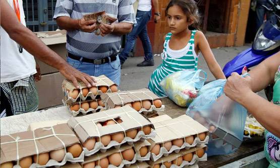 यहां एक डॉलर 1.25 लाख के बराबर, बोरे में भर कर ले जाते हैं पैसे