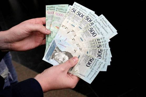 यहां एक डॉलर 1.25 लाख के बराबर, बोरे में भर कर ले जाते हैं पैसे