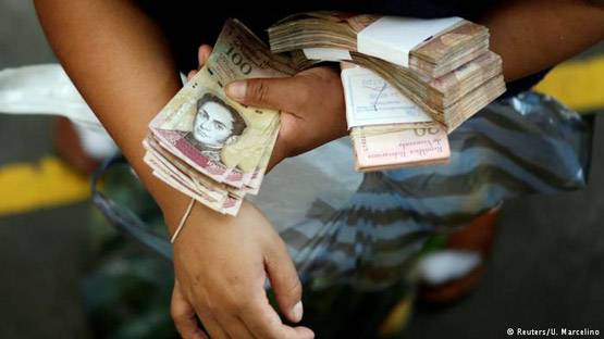 यहां एक डॉलर 1.25 लाख के बराबर, बोरे में भर कर ले जाते हैं पैसे