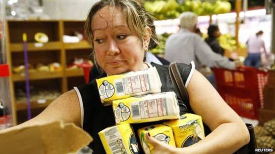 यहां एक डॉलर 1.25 लाख के बराबर, बोरे में भर कर ले जाते हैं पैसे