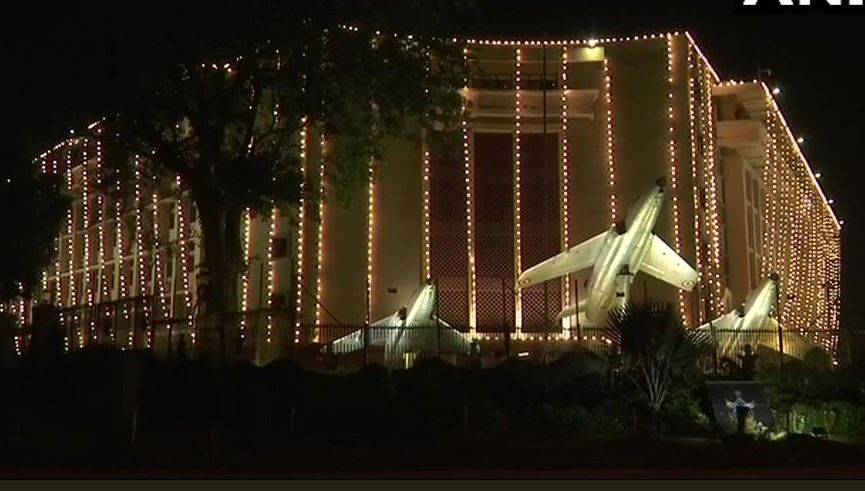 तिरंगे के रंग में रंगे लाल किला, इंडिया गेट से लेकर CST तक