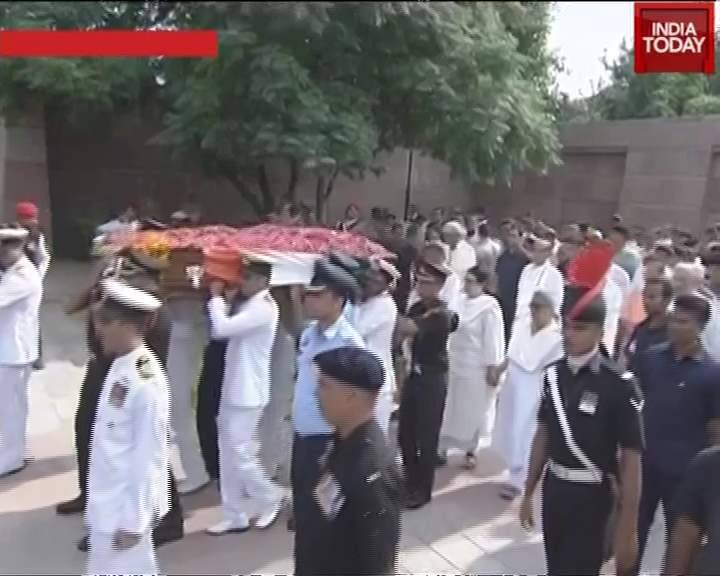 अटल के अंतिम सफर की तस्वीरें, मोदी-शाह संग उमड़ा जनसैलाब