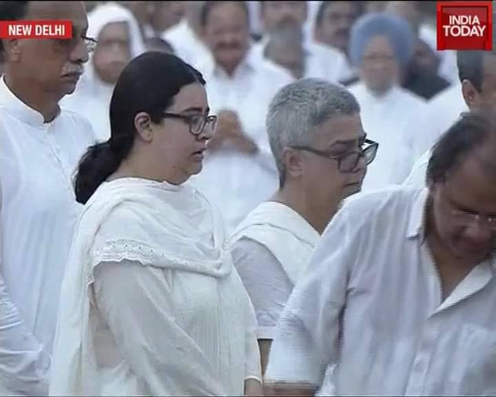 बेटी नमिता ने दी वाजपेयी को मुखाग्नि, अंतिम संस्कार की तस्वीरें