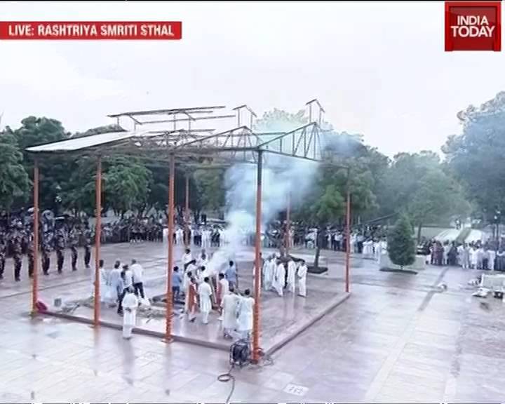 बेटी नमिता ने दी वाजपेयी को मुखाग्नि, अंतिम संस्कार की तस्वीरें