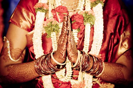 सुहागरात पर पति ने खींची अश्लील PHOTO, FB पर किया शेयर