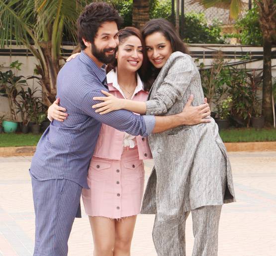 डिलीवरी के 15 दिन बाद शाहि‍द की फिल्म देखने पहुंचीं मीरा, PHOTOS