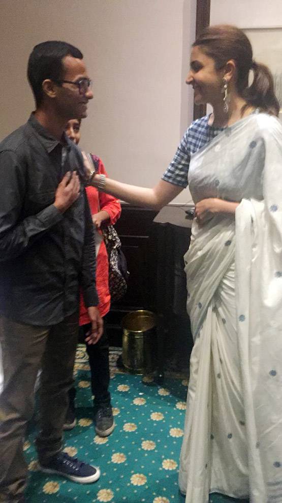 अनुष्का शर्मा को देखकर रोने लगी फैन, एक्ट्रेस ने लगाया गले