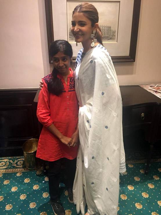 अनुष्का शर्मा को देखकर रोने लगी फैन, एक्ट्रेस ने लगाया गले